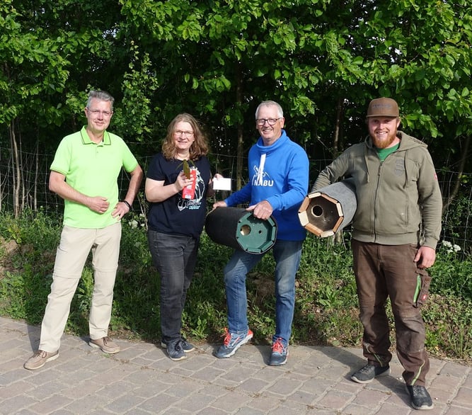 145 Euro für neue Niströhren - da freut sich der Steinkauz! Von links nach rechts: Roland Kessler (VG-Grüne) Silke Knoche (GAL Saulheim), Stefan Jung (NABU Alzey und Umgebung) und Timo Walldorf (Veranstalter und GAL-Grüne). Bild: Volker Knoche