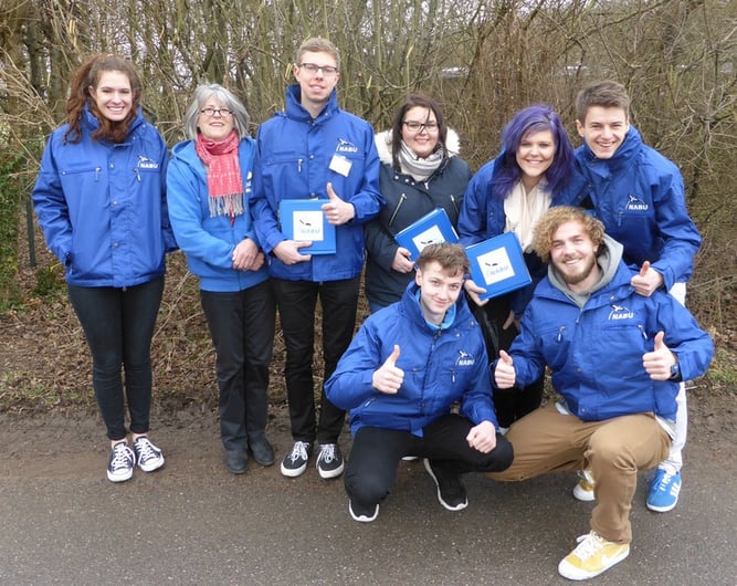 Von links: Lara Arz, Roswitha Pitsch (Vorsitzende NABU Alzey und Umgebung), Rouven Bozek, Tanja Guretzki, Sven Rademacher, Anja Rieger, Philipp Krenz und Martin Garmatter (Teamleiter)