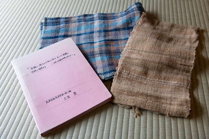 ▲左：高校在籍時にまとめたレポート「染織に関する文献を読み、自らも染織の技術を習得する」中：レポート作成時、最終制作として、長さと幅のある木綿の手紡ぎ手織りに挑戦した布 右：レポート作成時に初めて木綿の手紡ぎの糸で織った布