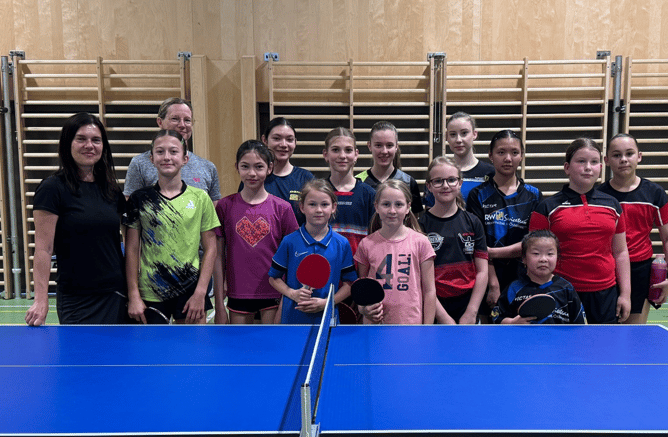 Unter Andrea Botkova trainierten 13 Mädchen aus ganz NÖ einen Tag lang in Sierndorf im Rahmen des Projekts "For Girls Only". Vom TTV machten Natalia Koldziejczyk & Johanna Moser mit. Spieler/innen vom TTV fungierten als Trainingspartner.