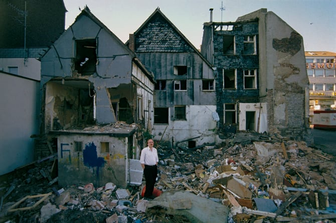 Roger Helmig vor seinem alten Haus in Essen-Steele, Mai 1990