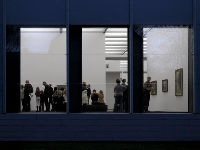 Von der Goethestraße gesehen. Fenster zur Ausstellung.