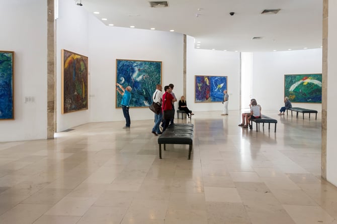 Ausstellungsraum mit großformatigen Werken von Marc Chagall 
