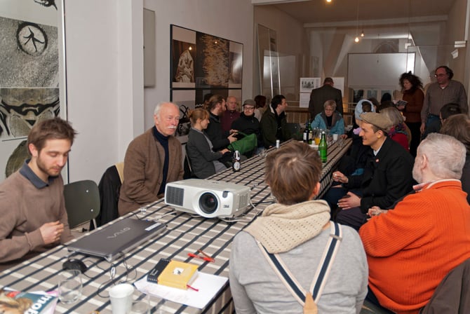 Peter Strickmann (vorne links) und Mirjam Bayerdörfer (mit dem Rücken zur Kamera) beim Vortrag