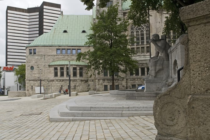 Der 2010 neugestaltete Edmund-Körner-Platz mit dem Jahrhundertbrunnen und der Alten Synagoge