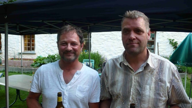 Geni Lehner (links) und Tini Henzen, (rechts)die überlegenen Sieger des 4. LöPéTanque Turniers in Kippel