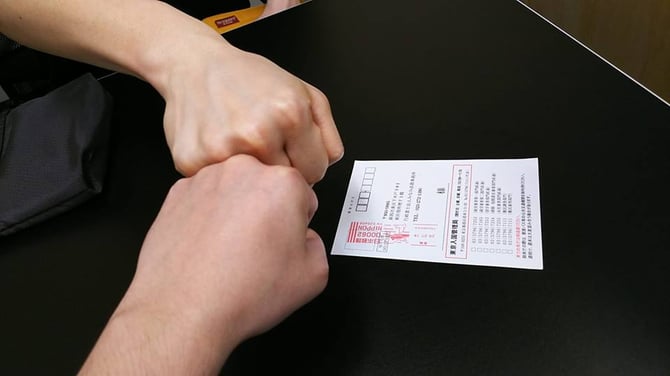 許可が下りたお客様と会心のグータッチ