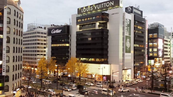 (教室の窓から撮影した景色。夕方はイチョウとイルミネーションが同時に見れます。)