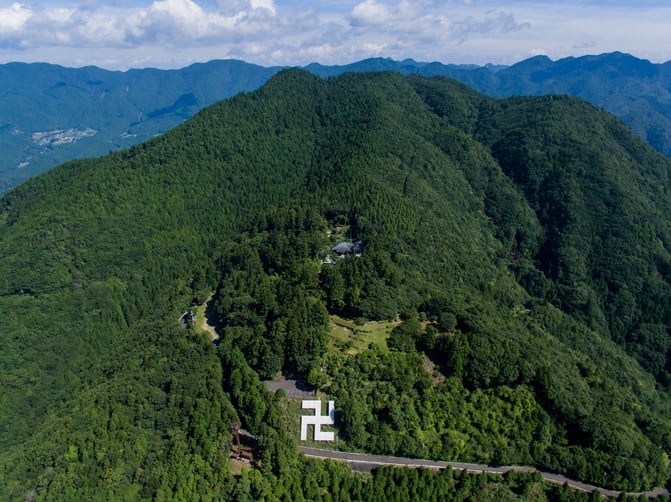 妙法山上空のドローン写真