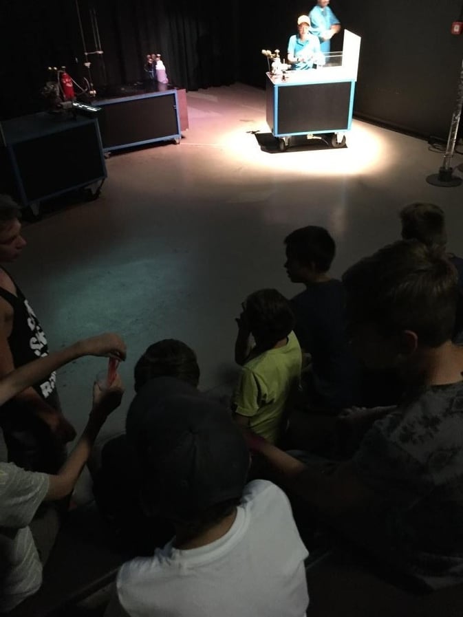 Am Schluss nahmen wir an einer Vorführung teil, an welcher uns über Gase geleert wurde. Von heftigen Explosionen bis hin zu flüssigen Stickstoff als Küchenhilfe haben wir alles gesehen.