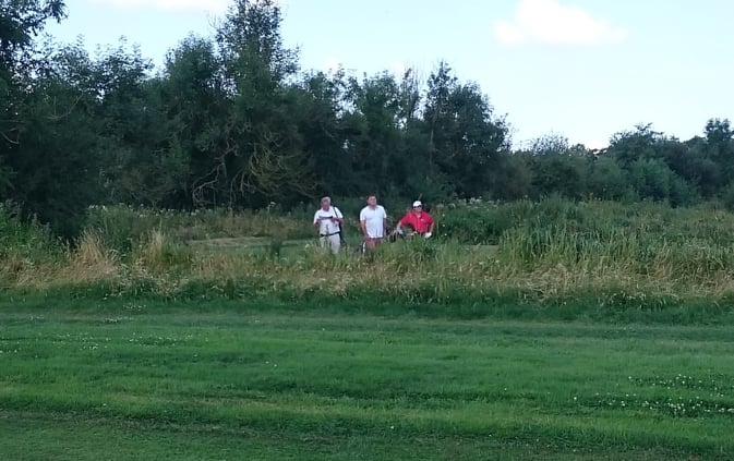 Mais qui c'est ceux-là : des espions, des touristes, des admirateurs ? Plutôt des égarés du golf...