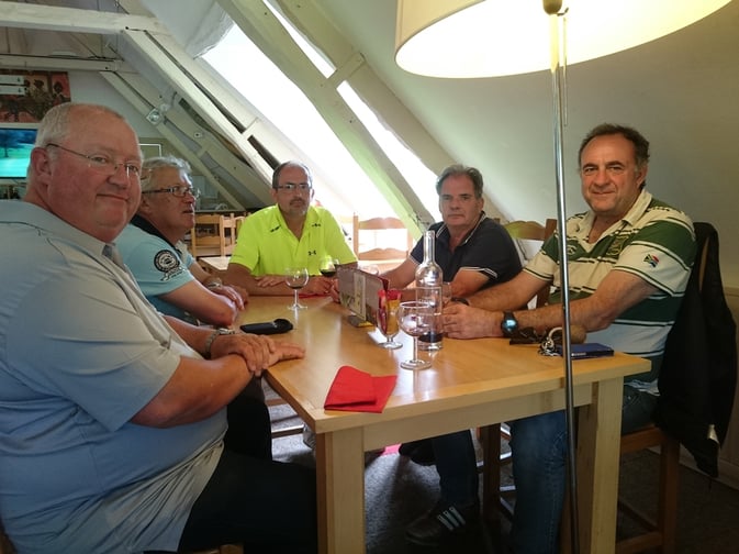 Nous avons déjeuné en terrasse, mais la pluie nous a contraints à rentrer pour le café