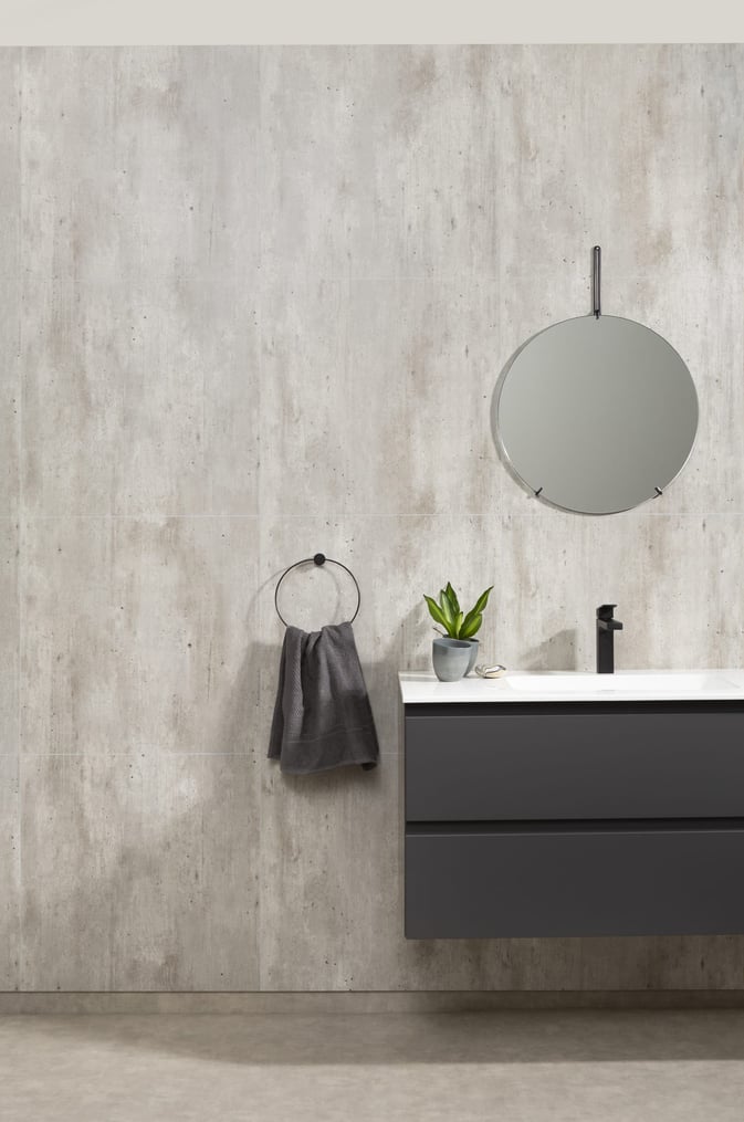 Fugenlose Wandpaneele und Duschrückwand für die Badsanierung in Steinoptik