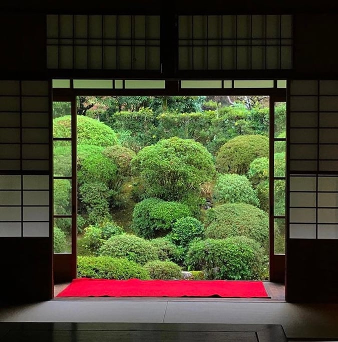 京都市下京区四条烏丸の心療内科、女医のいるメンタルクリニック、寺院の日本庭園