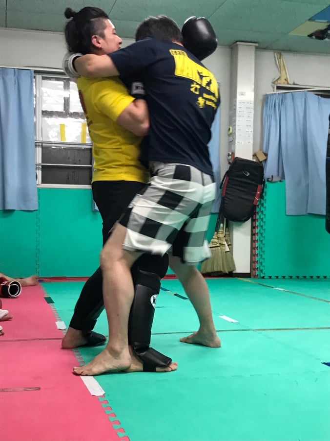 首相撲は、ムエタイ、キックボクシングでの重要な技です。