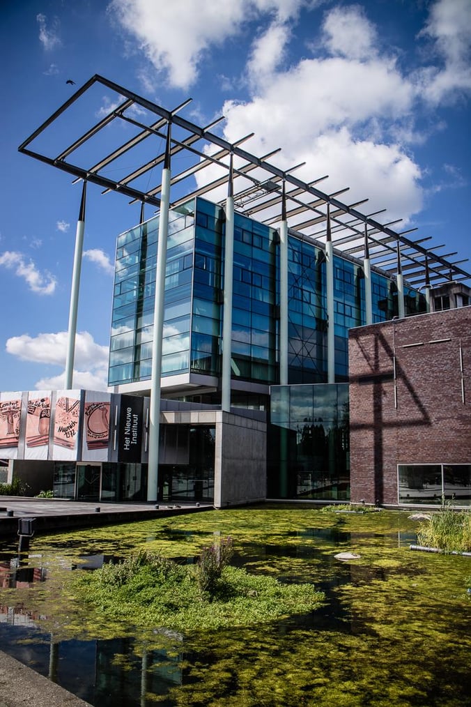 freaky finance, freaky travel, Rotterdam, Reisebericht, invest-abc, Hochhaus, Teich