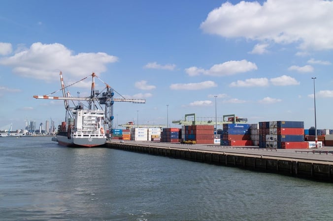 freaky finance, freaky travel, Rotterdam, Reisebericht, invest-abc, Containerschiff im Hafen
