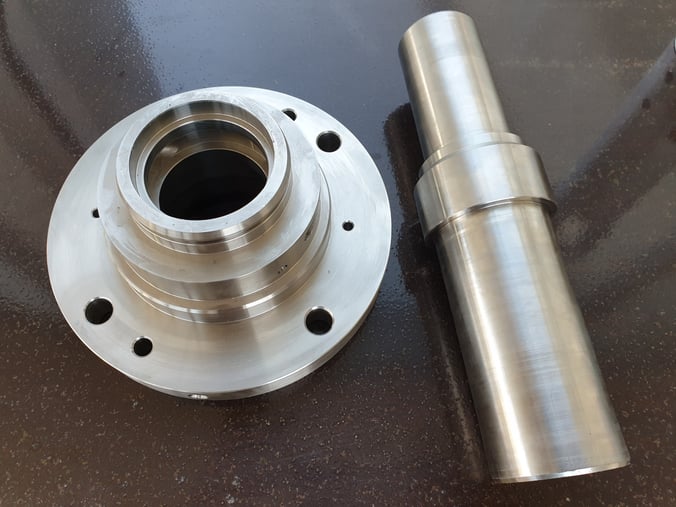 Cette photo représente un moyeu et un arbre en inox réalisés par ASM2.