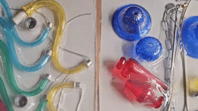 Dettaglio cromatico del lampadario Morettina: vetri soffiati multicolore montati su struttura moderna