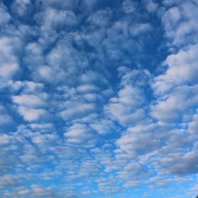 京都市下京区四条烏丸の心療内科、女医のいるメンタルクリニック、予約制、青空と雲