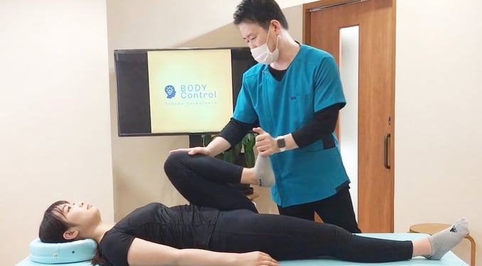 施術中の写真：PNFストレッチを行っている様子