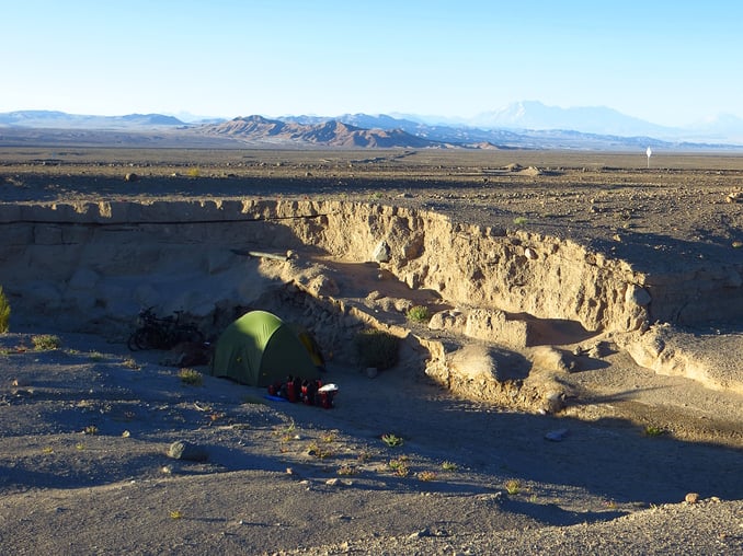 Nicht einfach, einen windgeschützten Zeltplatz zu finden.