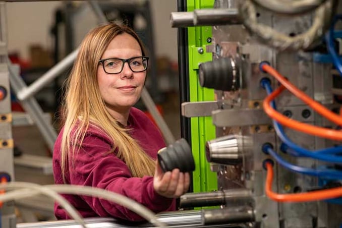 Bioabbaubare und Recycling-Kunststoffe von Exipnos minimieren den Kohlendioxid-Ausstoß, das Aufkommen an Plastikabfällen und vermeiden Mikroplastik. Foto: Exipnos/ Falk Wenzel.