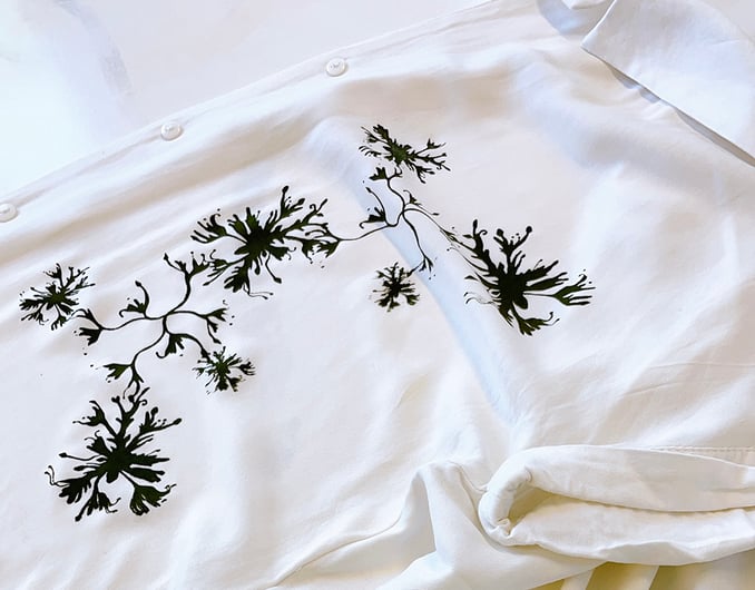 ▲古着のシャツにシルクスクリーンをした作品。