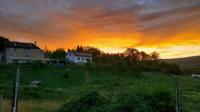 Unsere 2 Häuser in atemberaubender Abendstimmung