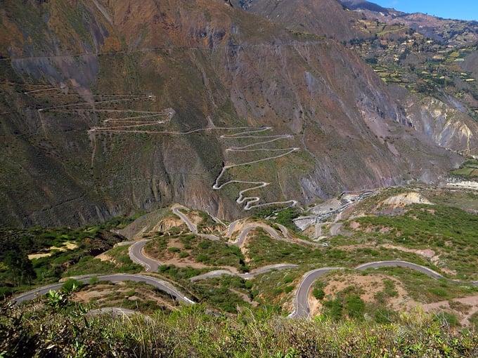 In Kurven abwärts und drüben wieder in Kurven hoch.