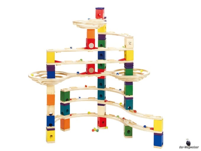 Die Besonderheiten im Hape Paket sind, dass unzählige Spielmöglichkeiten bestehen und die Kugelbahn beliebig erweitert werden kann.