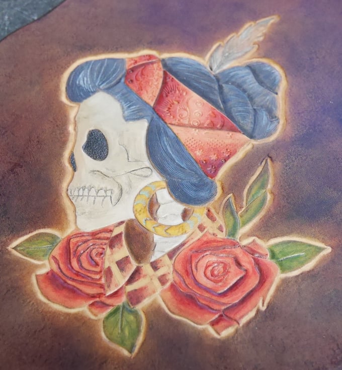 Exemple d'application de la teinture aqueuse pour cuir tannage végétal