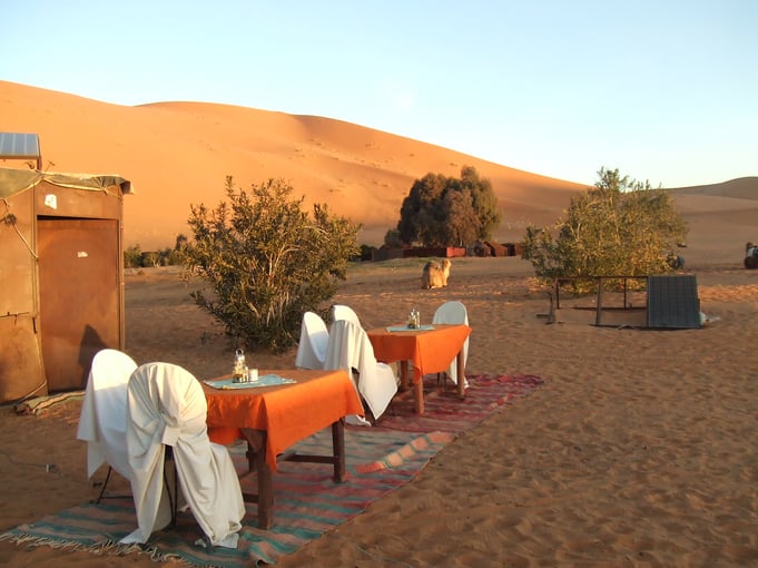 綺麗な朝日を見た後、こんな感じの場所で朝食をお召し上がりくださいね。