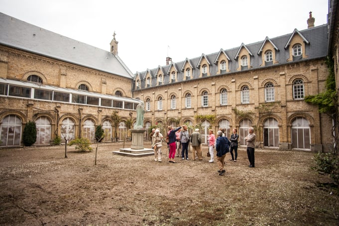 Les amis d'André Hambourg suivent une visite guidée par Annie Madévache, au coeur du projet des Franciscaines à Deauville