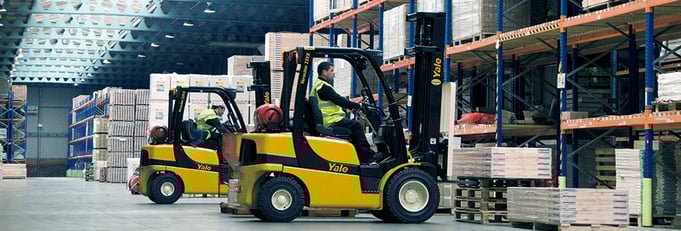 Carrelli elevatori Yale che sollevano un carico pesante