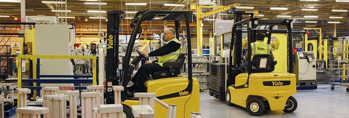 Due muletti in un magazzino