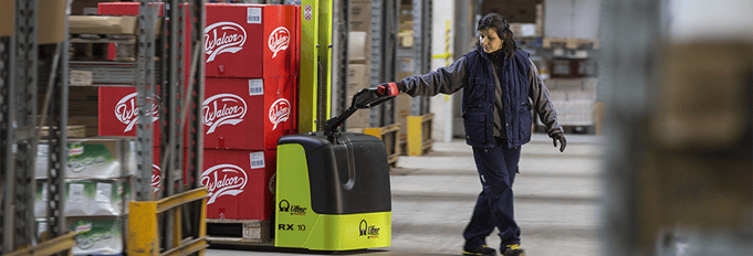 Transpallet Lifter di Pramac che solleva scatole