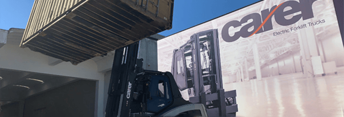 Carrello elevatore per grandi portate che solleva un container