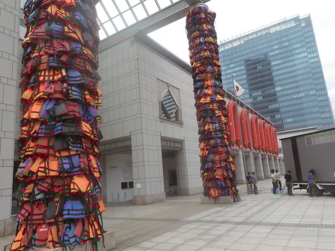 アイ・ウェイウェイ　 横浜美術館の玄関柱に設置された シリア難民救命胴衣と救命ボート群