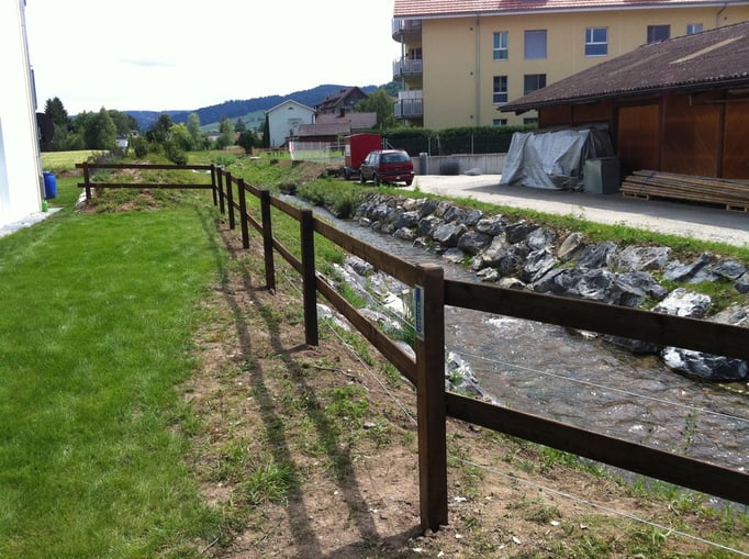 Holzquerlattenzaun mit Spanndrähten