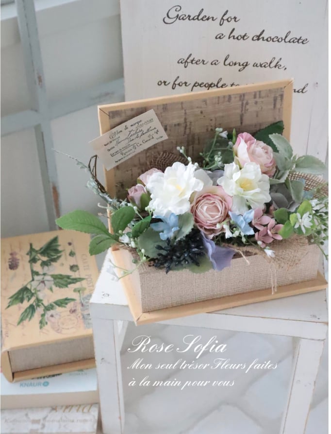 フラワーブック 11x19xH14  ￥5,500 (税込)　※季節のお花