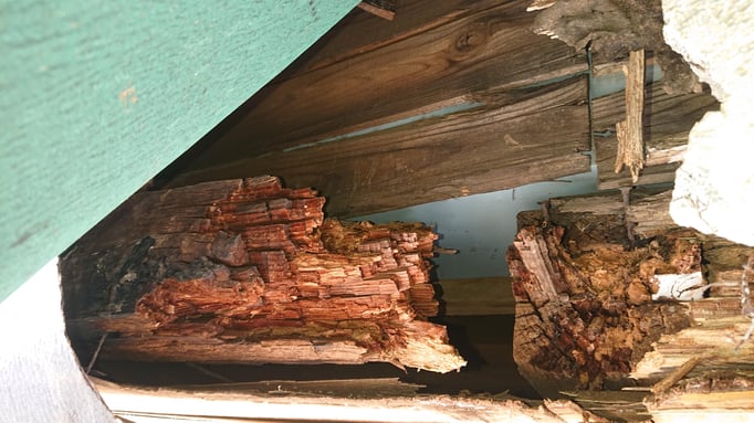 腐敗したベランダ下の構造体