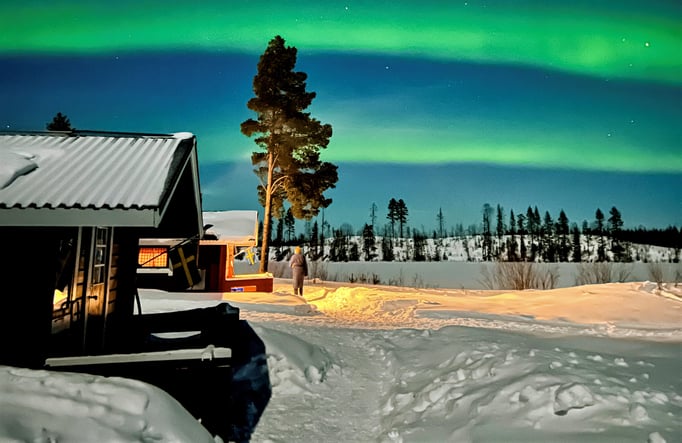Blockhütte unter Polarlichtern