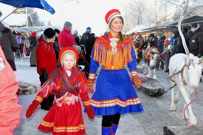 samische trachten auf dem Wintermarkt in Jokkmokk