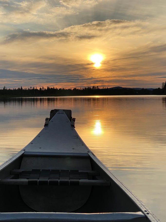Kanuaufahrt um Mitternacht - Lappland