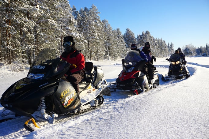 Geführte Schneemobiltouren in Lappland