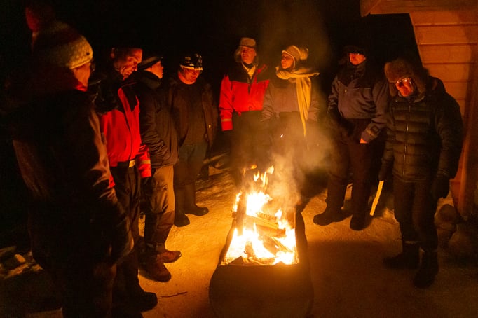 Gemütliches Beisamensein am Feuer in Lappland