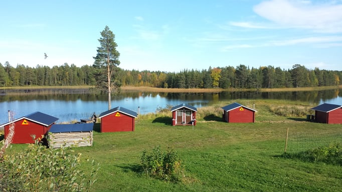 Unsere Gästehütten am Flussufer in Schweden