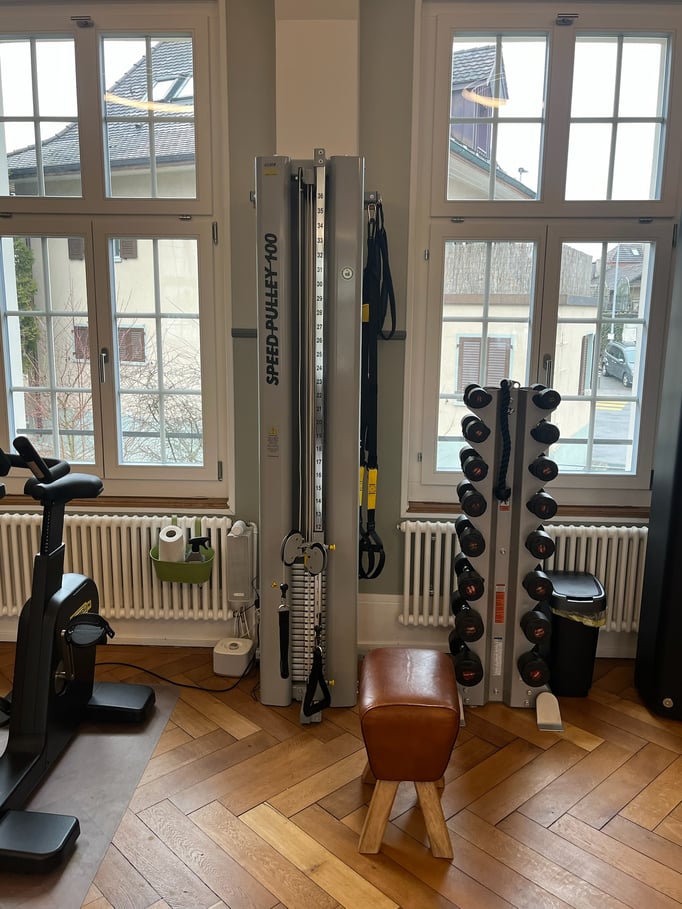 Fahrradergometer mit anpassbaren Pedalen, Zugapparat und Kurzhanteln