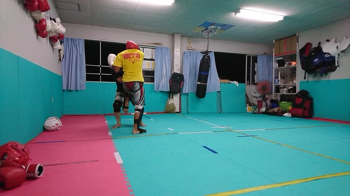 キックボクシング首相撲からの膝